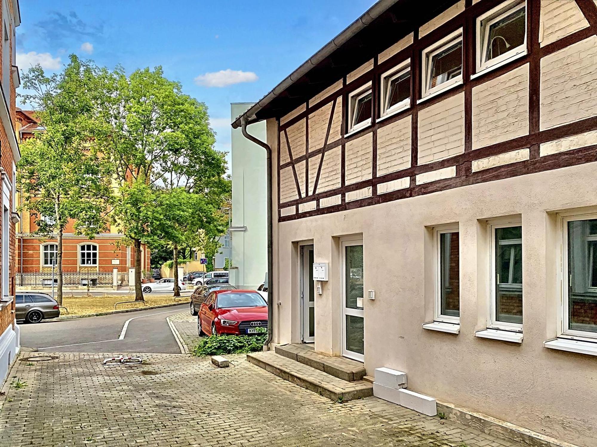 Remise Mit Kostenlosem Parkplatz Direkt Vor Der Tuer