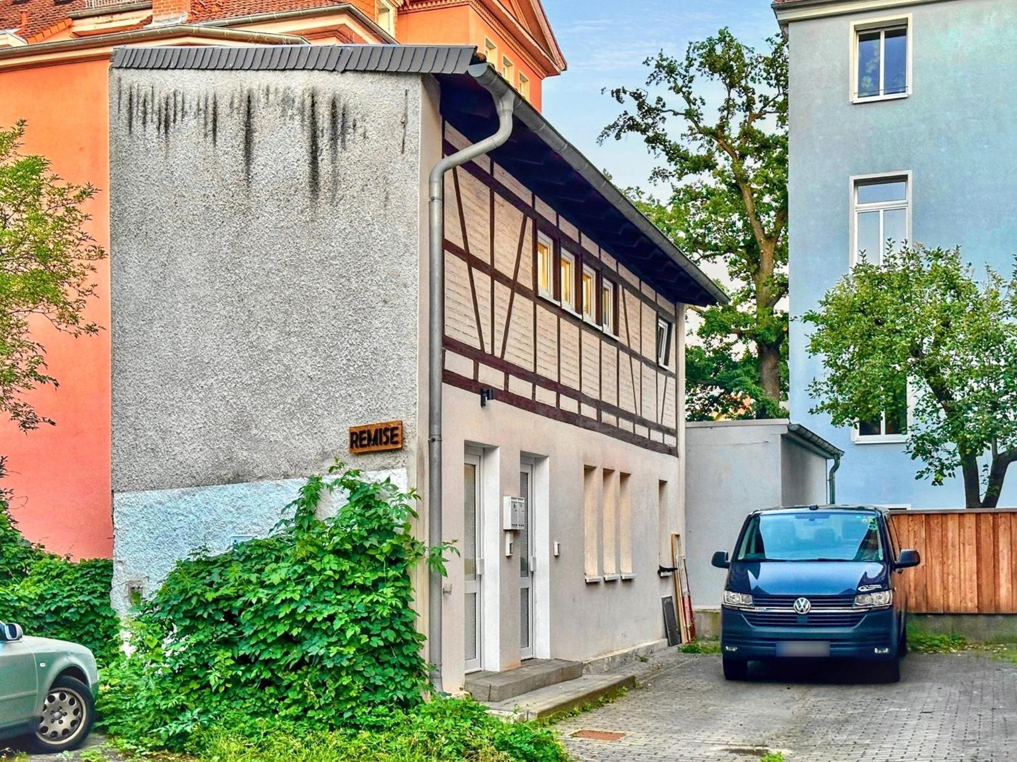 Remise Mit Kostenlosem Parkplatz Direkt Vor Der Tuer